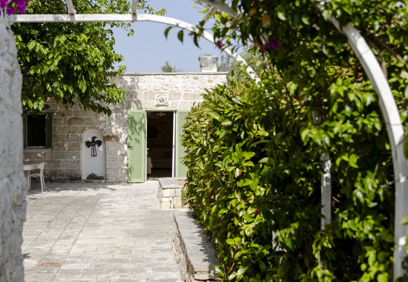 Trullo in San Michele Salentino - Trullo la mandorla by Pugliadamare