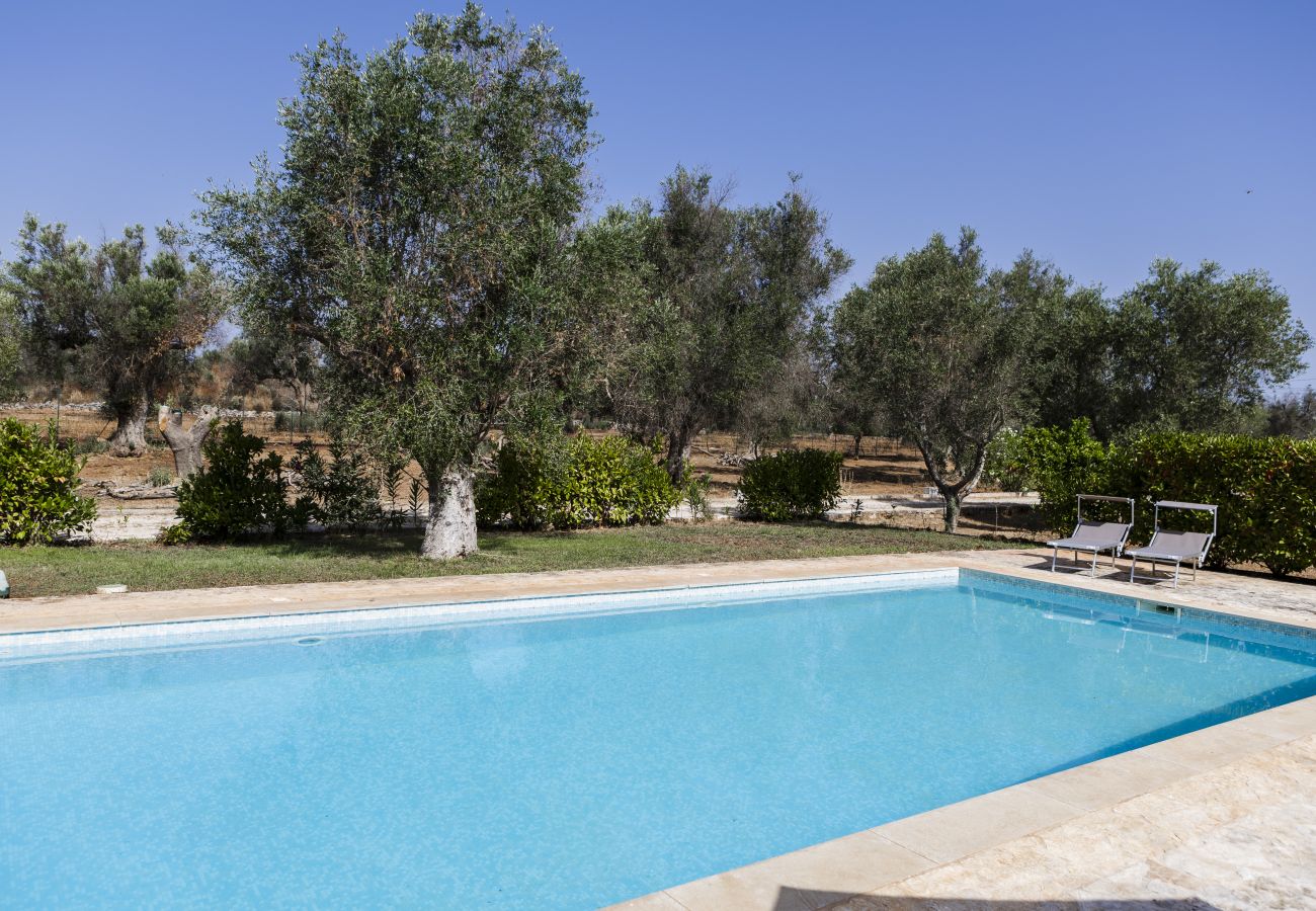 Trullo in San Michele Salentino - Trullo la mandorla by Pugliadamare