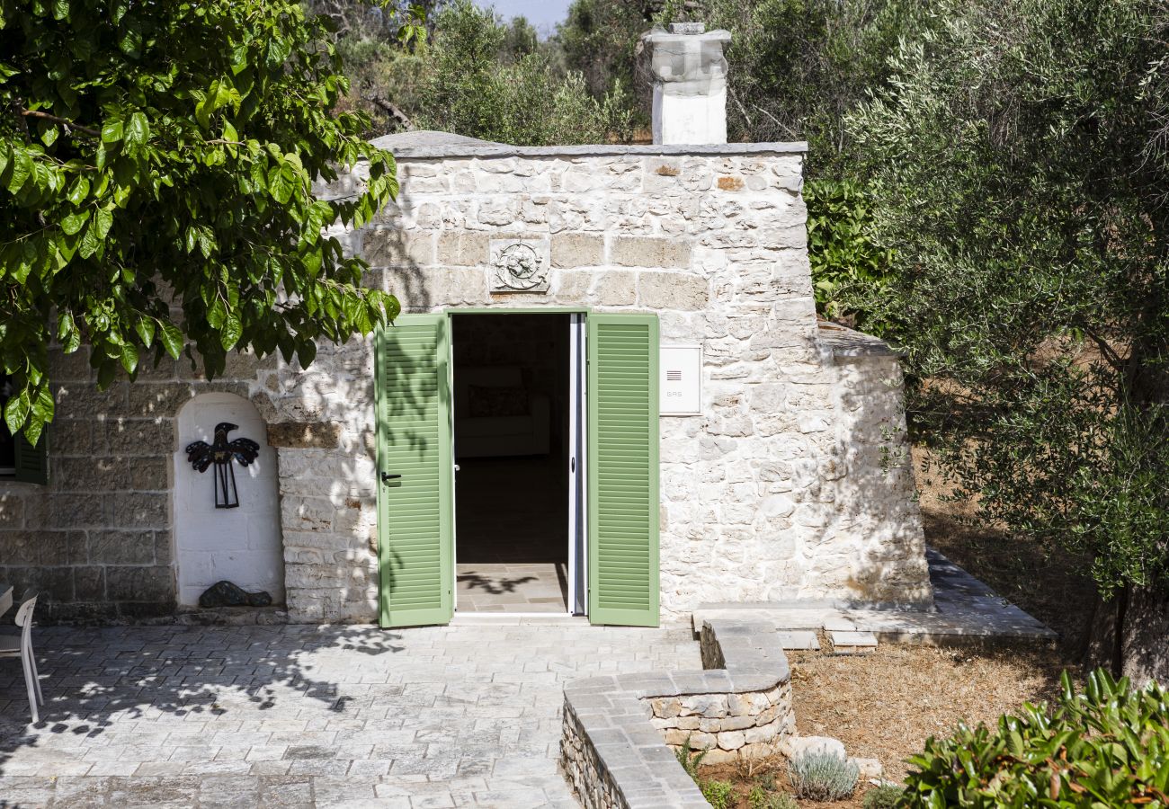 Trullo in San Michele Salentino - Trullo la mandorla by Pugliadamare