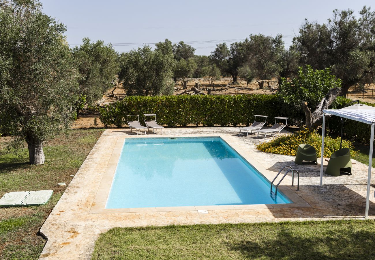 Trullo in San Michele Salentino - Trullo la mandorla by Pugliadamare