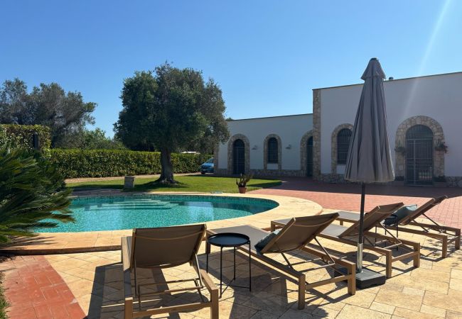 Trullo en San Vito dei Normanni - trullo raphael by pugliadamare Trullo en San Vito dei Normanni - trullo raphael by pugliadamare