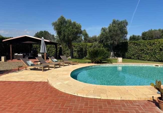 Trullo en San Vito dei Normanni - trullo raphael by pugliadamare Trullo en San Vito dei Normanni - trullo raphael by pugliadamare