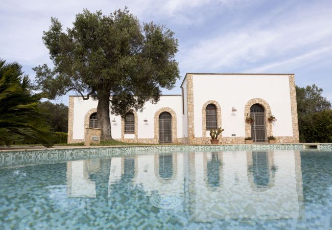 Trullo en San Vito dei Normanni - trullo raphael by pugliadamare Trullo en San Vito dei Normanni - trullo raphael by pugliadamare