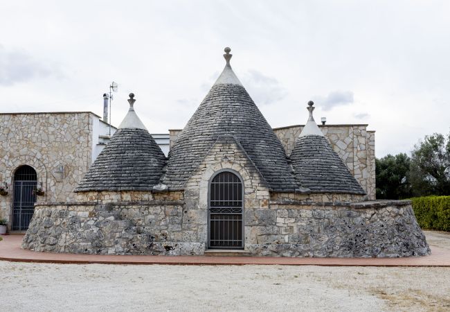 Trullo en San Vito dei Normanni - trullo raphael by pugliadamare Trullo en San Vito dei Normanni - trullo raphael by pugliadamare