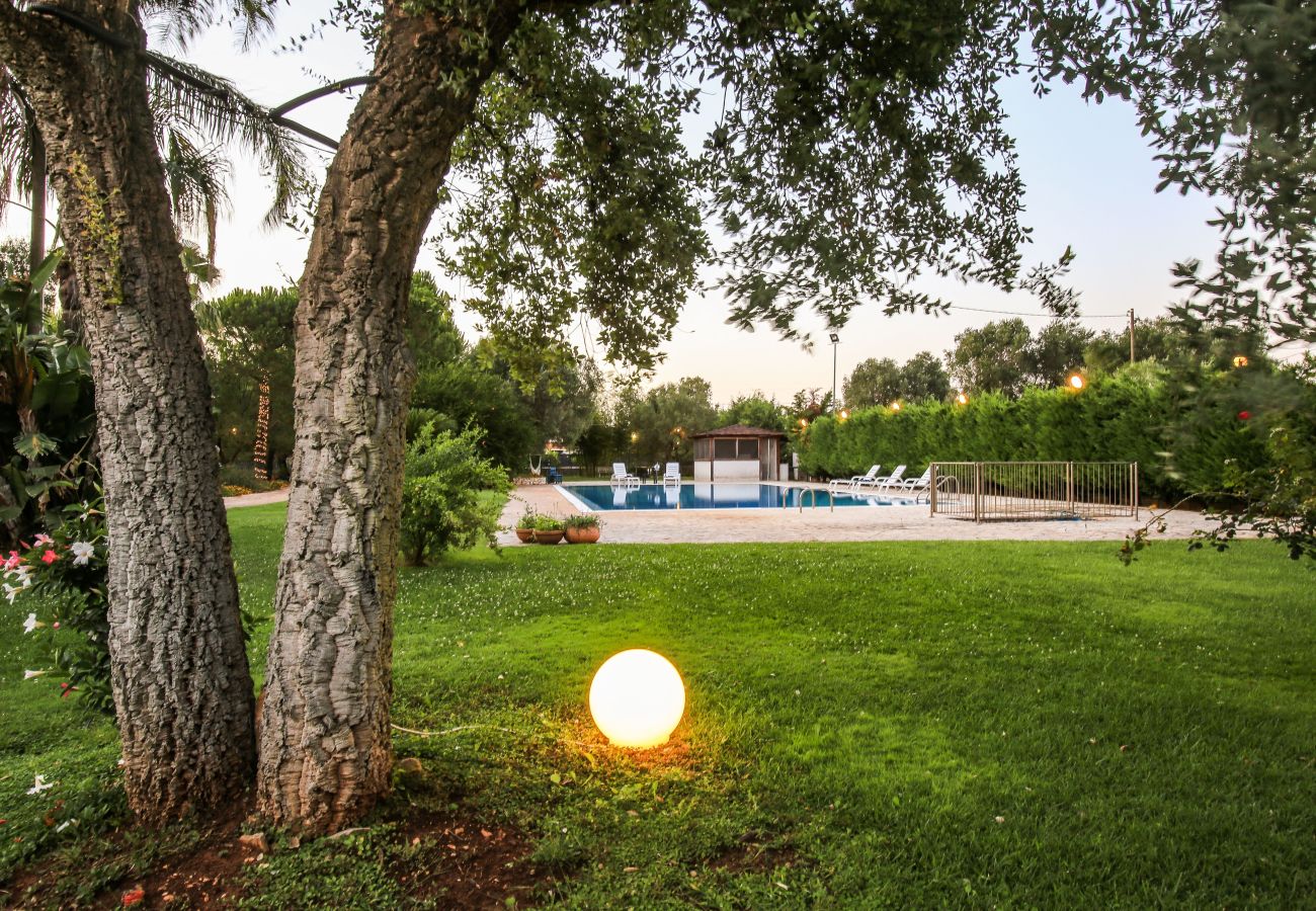 Villa en San Michele Salentino - Villa con parque y piscina en Pugliadamare
