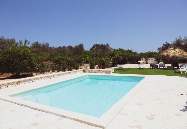 Trullo en San Vito dei Normanni - borgo della mimosa Trullo en San Vito dei Normanni - borgo della mimosa