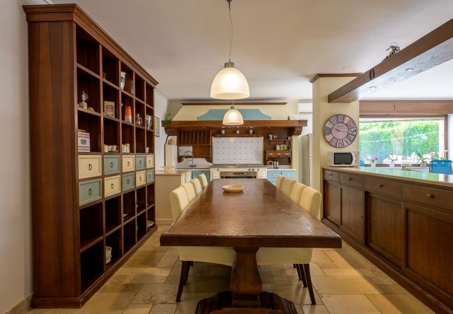 Villa en Martina Franca - Exclusiva villa moderna con piscina y pista de tenis – Martina Franca, Valle de Itria Villa en Martina Franca - Exclusiva villa moderna con piscina y pista de tenis – Martina Franca, Valle de Itria