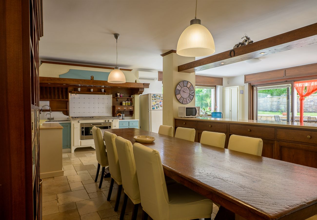 Villa en Martina Franca - Exclusiva villa moderna con piscina y pista de tenis – Martina Franca, Valle de Itria