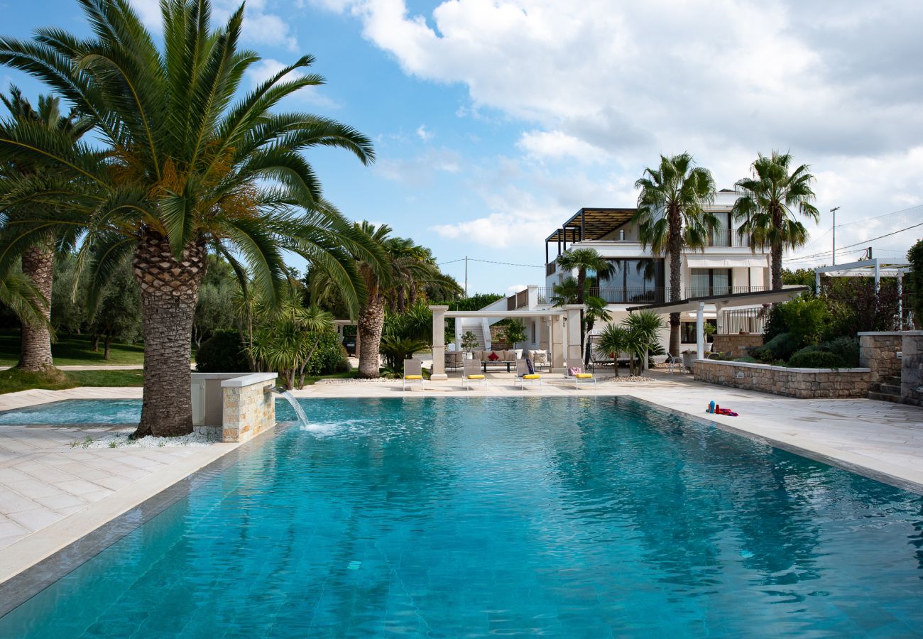 Villa en Martina Franca - Exclusiva villa moderna con piscina y pista de tenis – Martina Franca, Valle de Itria