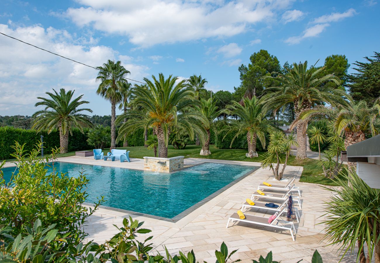 Villa en Martina Franca - Exclusiva villa moderna con piscina y pista de tenis – Martina Franca, Valle de Itria