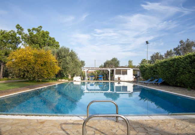 Villa à San Michele Salentino - Villa avec parc et piscine près de Pugliadamare